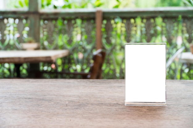 Photo vue rapprochée d'une pancarte blanche sur la table d'un restaurant