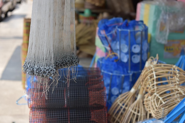 Photo vue rapprochée d'un panier en osier suspendu à un stand de marché