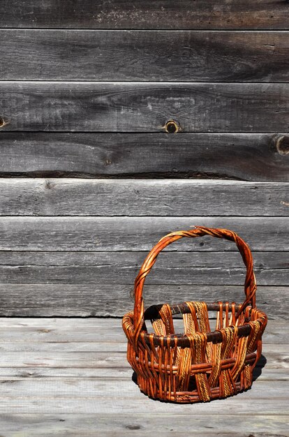 Photo vue rapprochée d'un panier en osier sur une table