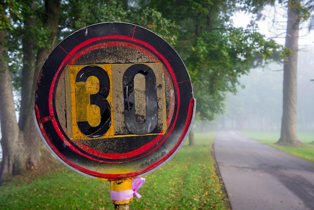 Photo vue rapprochée d'un panneau de limitation de vitesse sur le bord de la route