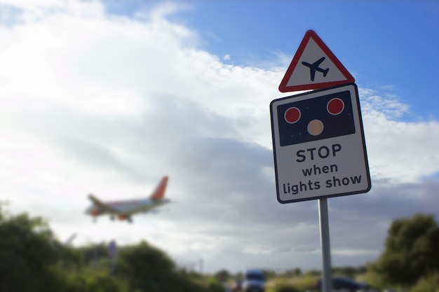 Photo vue rapprochée d'un panneau routier sur le ciel