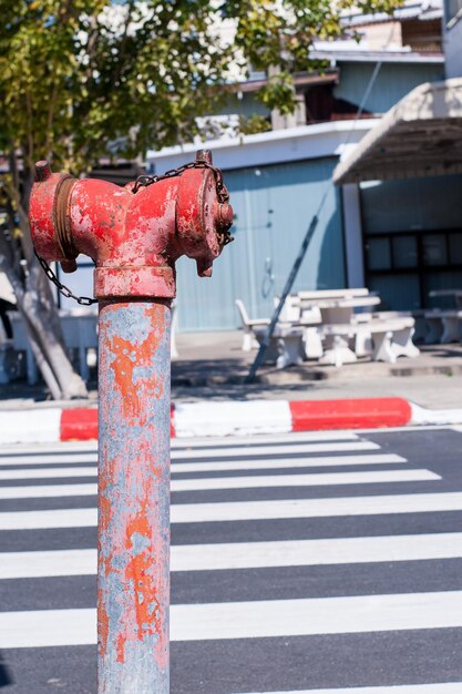 Photo vue rapprochée d'un panneau routier par rapport à une structure construite