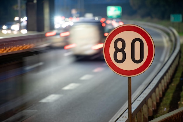 Vue rapprochée d'un panneau de signalisation routière la nuit