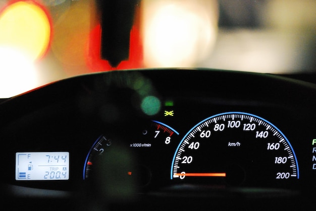 Vue rapprochée d'un panneau de signalisation routière la nuit