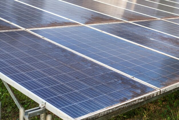Vue rapprochée des panneaux solaires dans l'écotechnologie des centrales électriques agricoles