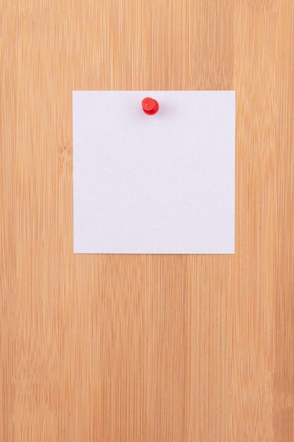 Photo vue rapprochée d'un papier blanc sur une surface en bois