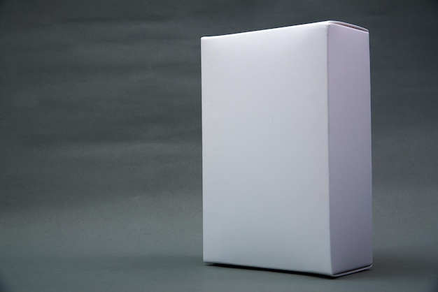 Vue rapprochée d'un papier blanc sur la table contre le mur