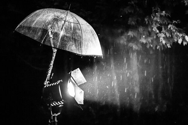 Photo vue rapprochée d'un parapluie mouillé la nuit