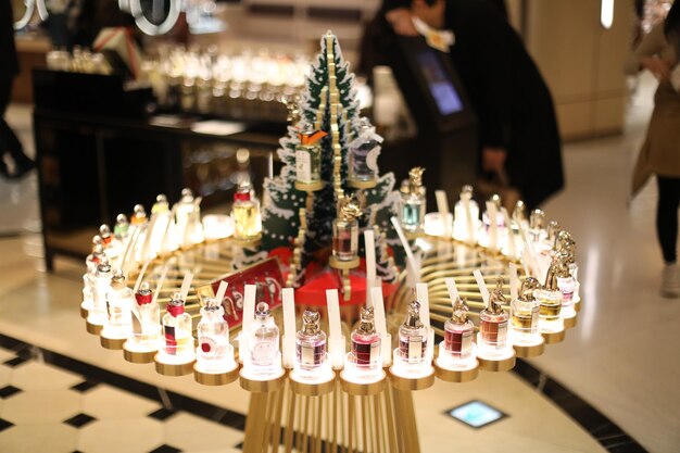 Photo vue rapprochée des parfums exposés dans un magasin