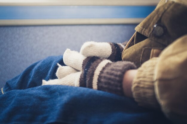 Photo vue rapprochée de la partie centrale d'une personne portant des gants de laine