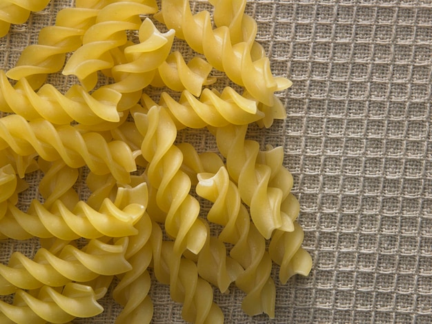 Photo vue rapprochée des pâtes de fusilli sur tissu