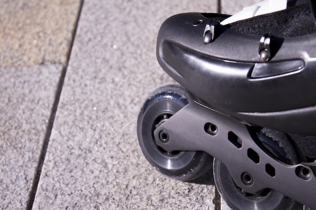 Photo vue rapprochée des patins à roulettes dans la rue