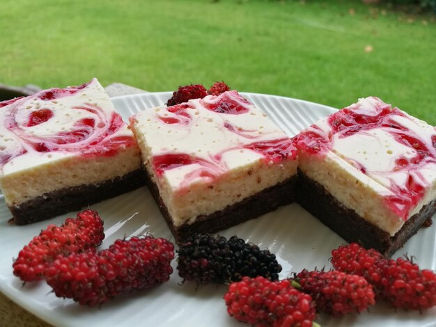 Photo vue rapprochée de la pâtisserie dans l'assiette