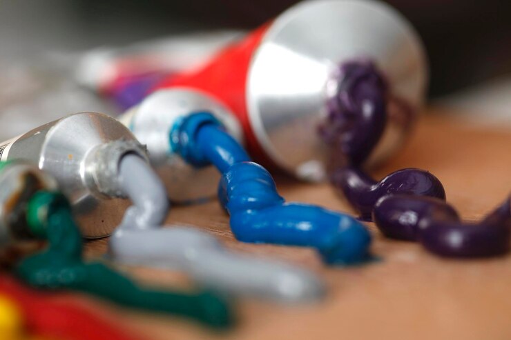 Photo vue rapprochée de peintures colorées avec des tubes sur la table à l'atelier