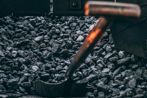 Photo vue rapprochée d'une pelle au milieu du charbon