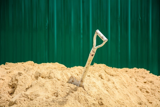 Photo vue rapprochée d'une pelle dans le sable