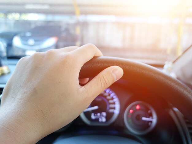 Photo vue rapprochée de la personne conduisant la voiture