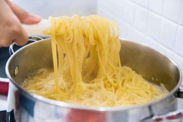 Vue rapprochée d'une personne préparant de la nourriture dans la cuisine