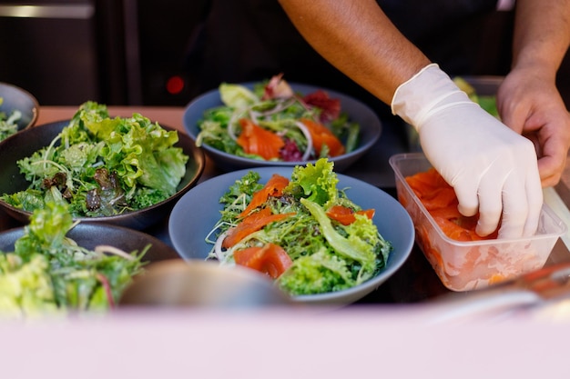 Vue rapprochée d'une personne préparant de la nourriture sur la table