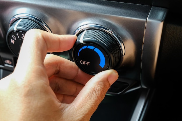 Photo vue rapprochée d'une personne réglant un bouton dans une voiture