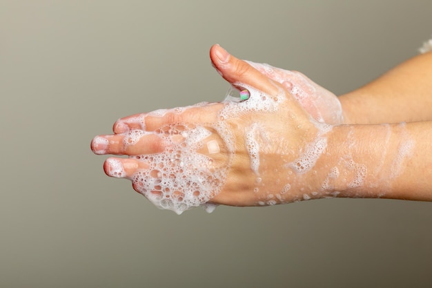 Vue rapprochée d'une personne se lavant les mains