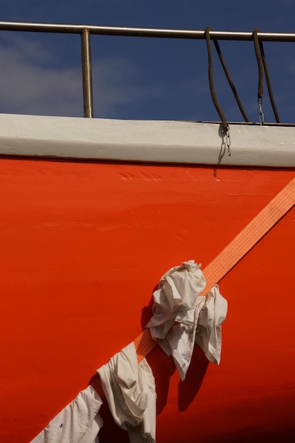 Photo vue rapprochée d'une personne tenant un parapluie accroché au mur blanc