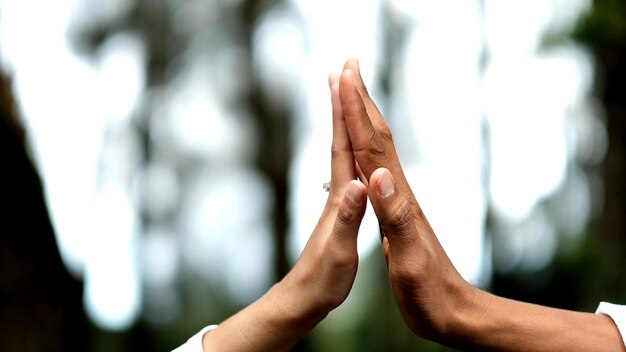 Photo vue rapprochée de personnes se touchant les mains