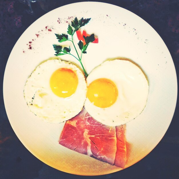 Photo vue rapprochée d'un petit déjeuner composé d'un œuf frit.