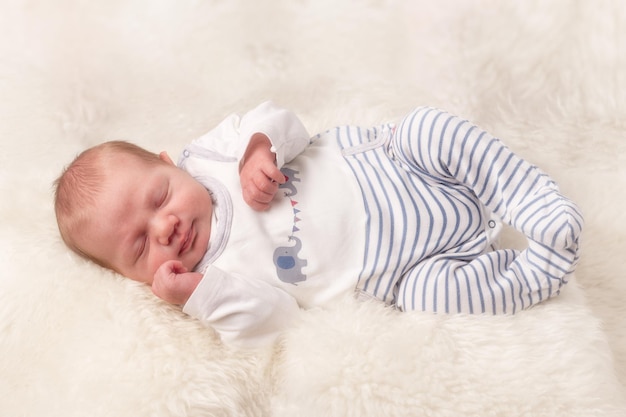 Vue rapprochée d'un petit garçon qui dort sur le lit