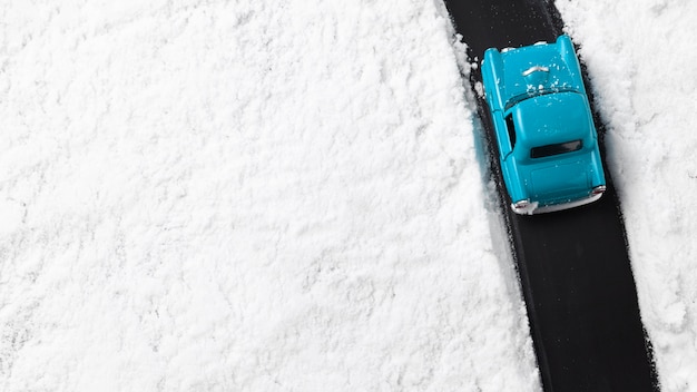 Vue rapprochée de la petite voiture bleue avec de la neige