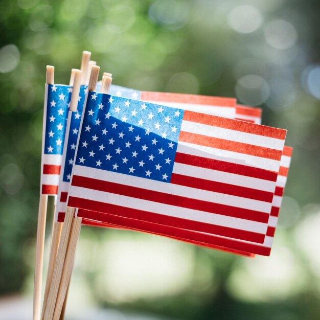 Photo vue rapprochée de petits drapeaux américains en plein air