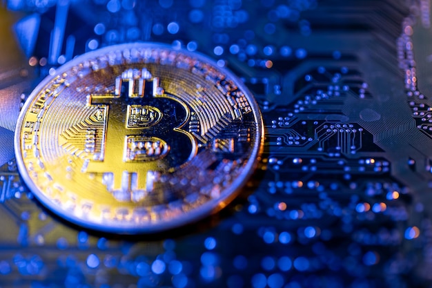 Vue rapprochée de la pièce Bitcoin sur le concept de financement des circuits imprimés