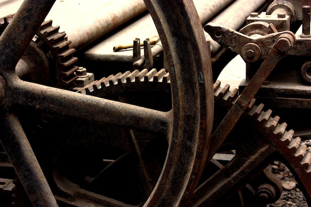 Vue rapprochée d'une pièce rouillée de la machine