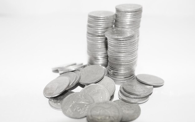 Photo vue rapprochée des pièces d'argent sur fond blanc