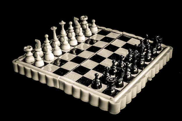 Vue rapprochée des pièces d'échecs à bord sur fond noir