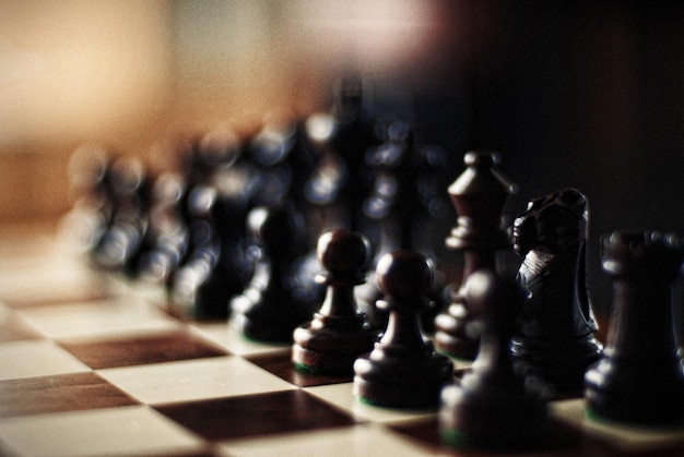 Vue rapprochée des pièces d'échecs à bord