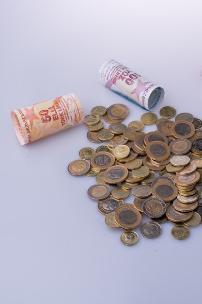 Photo vue rapprochée des pièces de monnaie et du papier-monnaie sur la table