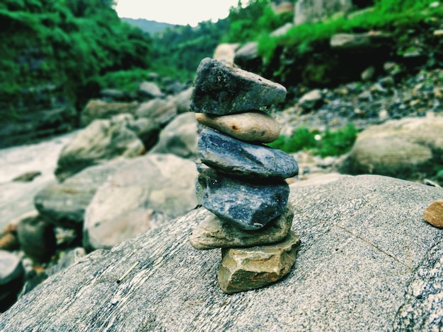 Photo vue rapprochée d'une pierre empilée sur une roche