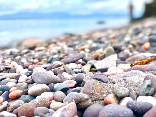 Vue rapprochée des pierres sur la plage