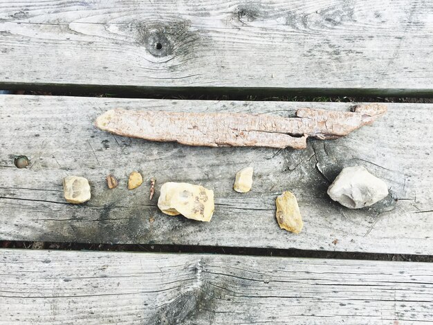 Photo vue rapprochée des pierres sur une surface en bois