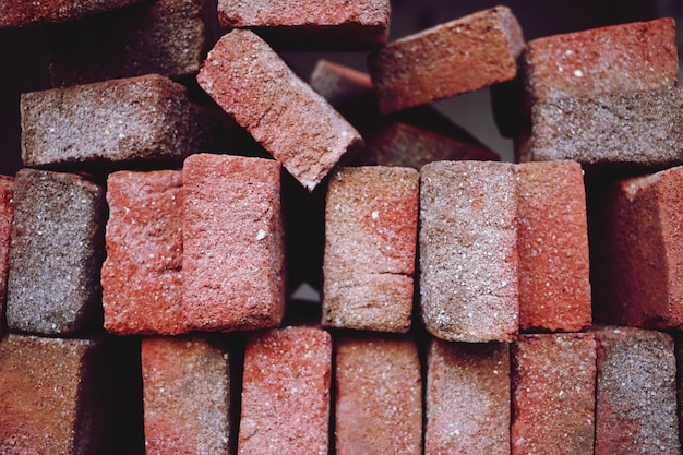 Vue rapprochée de la pile de briques rouges