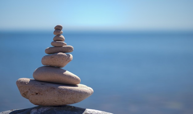 Vue rapprochée d'une pile de cailloux sur la mer calme