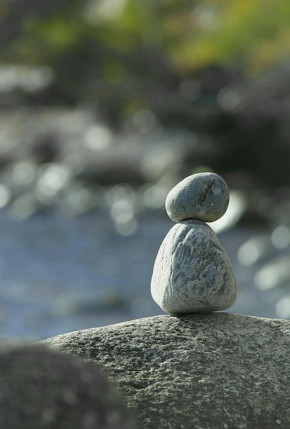 Photo vue rapprochée d'une pile de pierres sur une roche