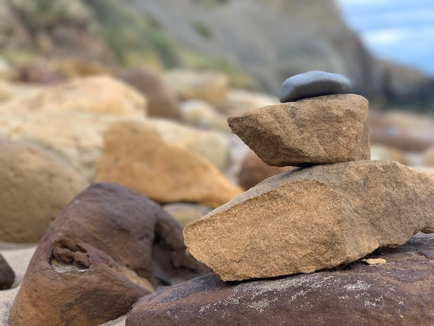 Photo vue rapprochée d'une pile de pierres sur une roche