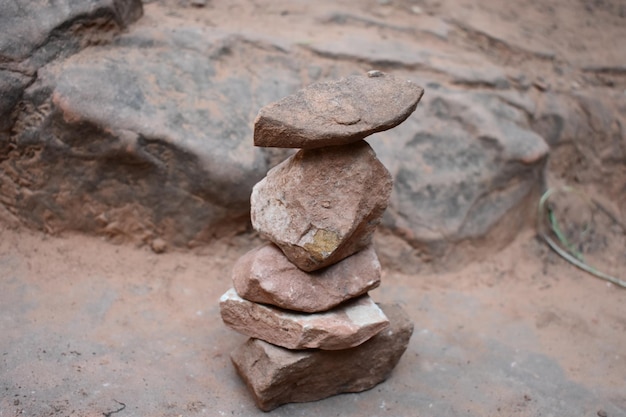 Vue rapprochée d'une pile de pierres sur une roche