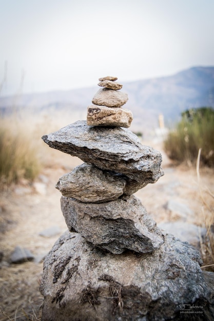 Photo vue rapprochée d'une pile de pierres sur une roche