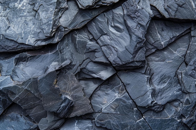 Vue rapprochée d'une pile de roches sombres ressemblant à un pneu de voiture