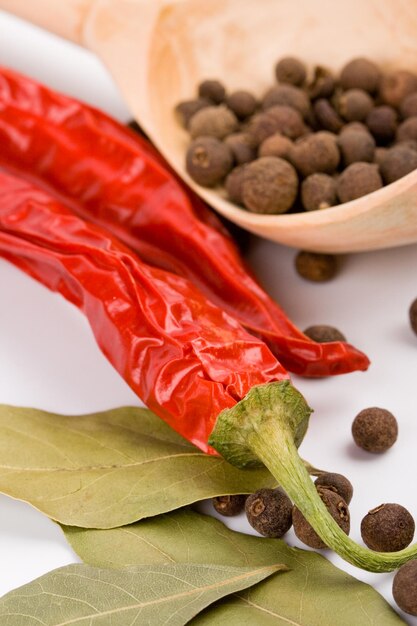 Photo vue rapprochée des piments rouges dans une assiette sur la table