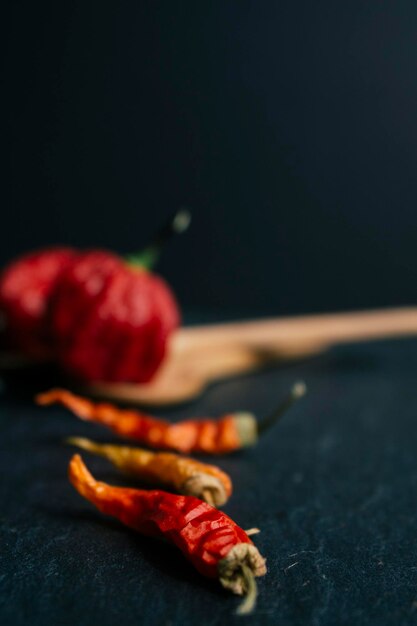 Photo vue rapprochée des piments rouges sur table sur un fond noir