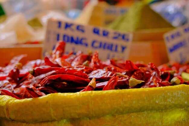 Vue rapprochée des piments rouges en vente au marché